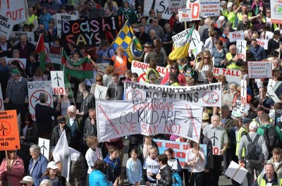 1397574371-dublin-thousands-gather-to-protest-against-pylons-and-wind-turbines_4479876
